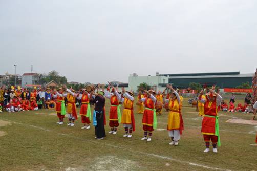 A group of people in colorful dresses with Cadillac Ranch in the background

Description automatically generated